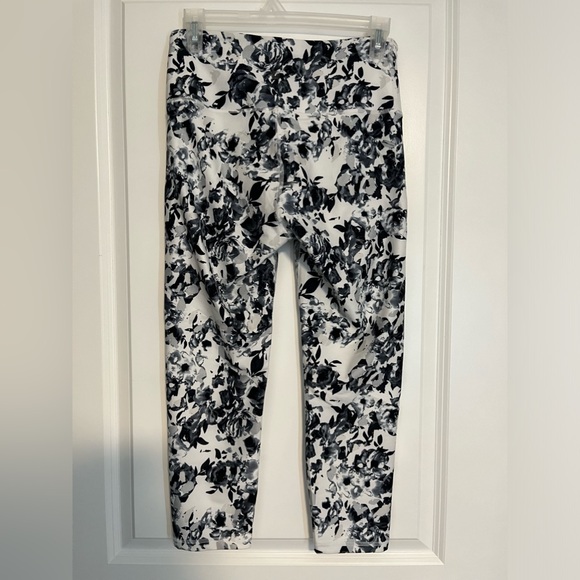 Medium Balance Collection Leggings - Picture 2 of 5